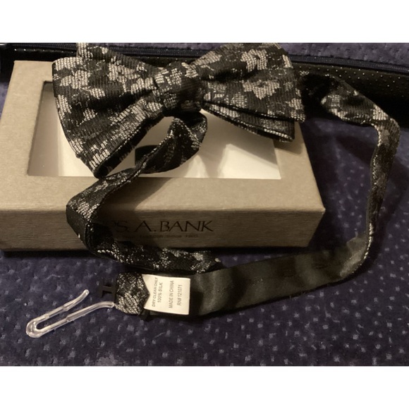 Jos. A. Banks Man’s Grey & Black silk Bow Tie in Box - Picture 2 of 5